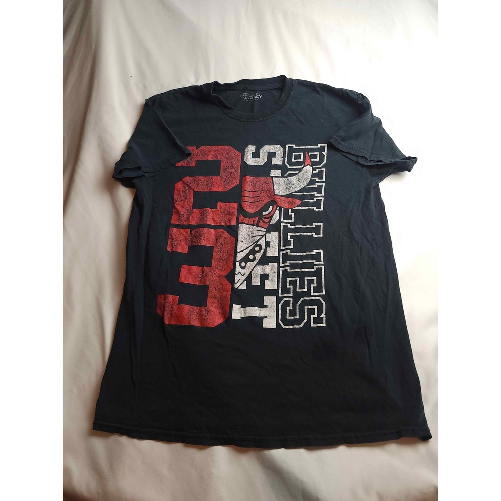 Chicago Bulls 23 T-Shirt Men's Black Graphic Short Sleeve Crew Neck - Small